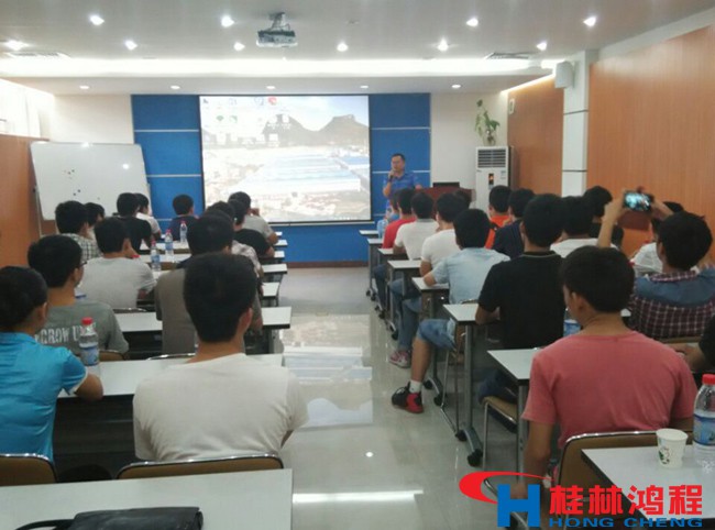 磨粉機(jī)生產(chǎn)基地桂林鴻程總裁容北國(guó)給桂林理工大學(xué)學(xué)生講解 磨粉機(jī)生產(chǎn)基地桂林鴻程總裁容北國(guó)給桂林理工大學(xué)學(xué)生講解