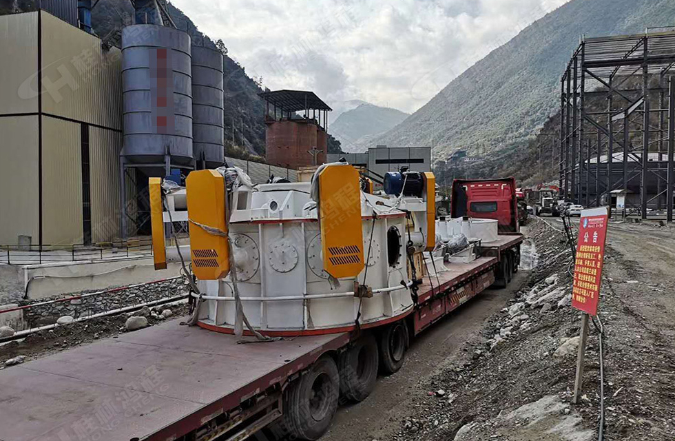 廣西桂林鴻程磨粉機(jī)董事長(zhǎng)容棟國(guó)、總經(jīng)理林總親臨磨機(jī)安裝現(xiàn)場(chǎng)指導(dǎo)工作