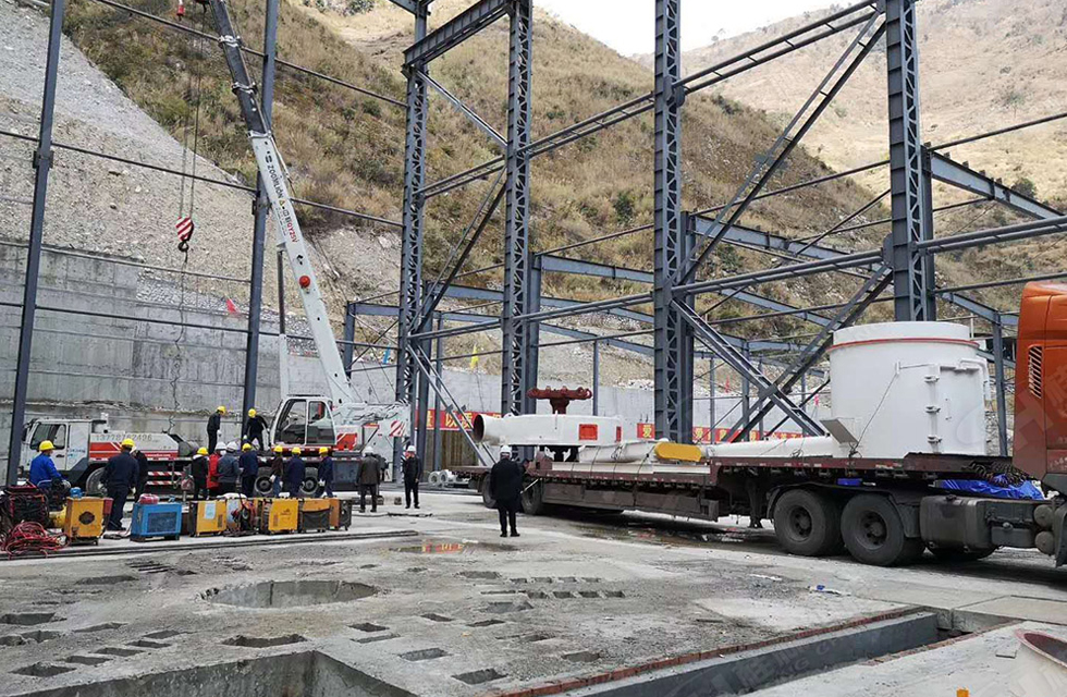 廣西桂林鴻程磨粉機(jī)董事長(zhǎng)容棟國(guó)、總經(jīng)理林總親臨磨機(jī)安裝現(xiàn)場(chǎng)指導(dǎo)工作