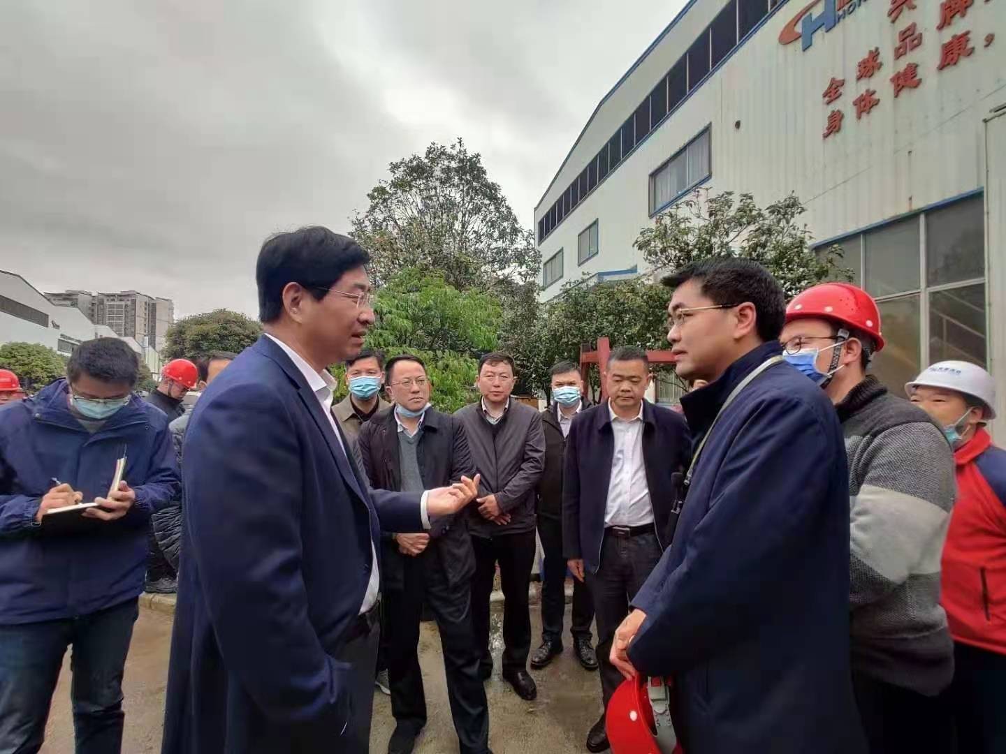 桂林市委書記周家斌書記，鐘洪常務(wù)副市長等市委市政府，區(qū)委區(qū)政府領(lǐng)導(dǎo)一行開年第一站來到廣西桂林鴻程機(jī)械廠指導(dǎo)慰問