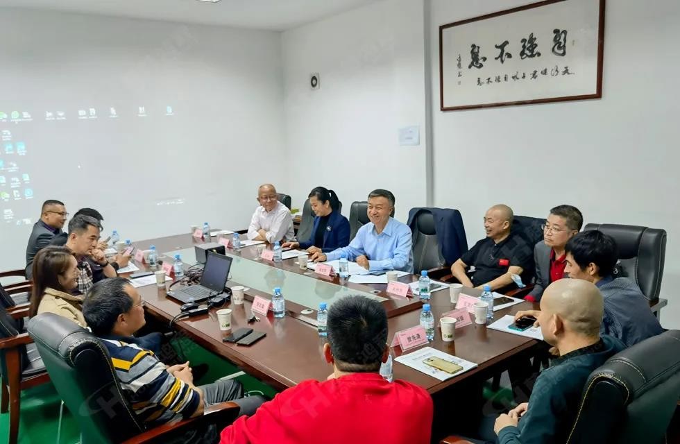 歡迎廣西塑料行業(yè)協(xié)會(huì)一行蒞臨桂林鴻程礦山機(jī)械廠參觀指導(dǎo)！