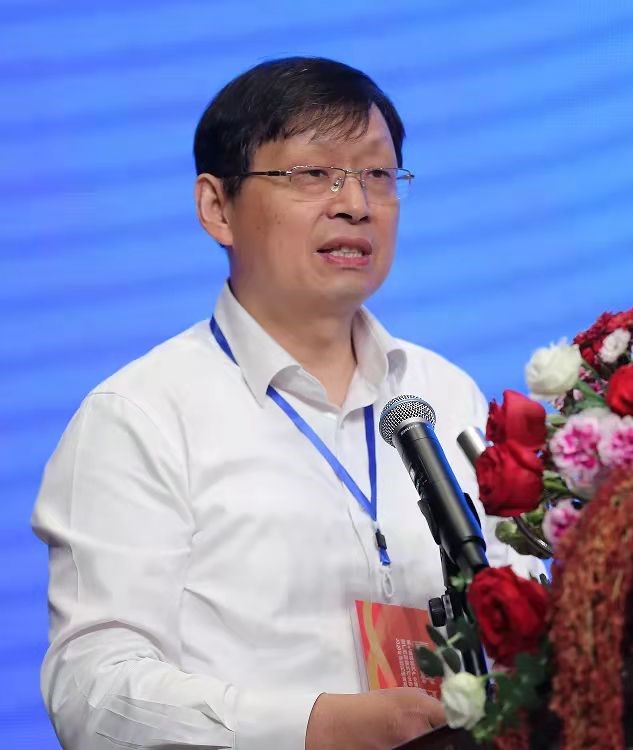 廣西大學(xué)校長(zhǎng)助理、廣西碳酸鈣產(chǎn)業(yè)化工程院常務(wù)副院長(zhǎng)、廣西碳酸鈣行業(yè)協(xié)會(huì)會(huì)長(zhǎng)童張法圖片來(lái)源：廣西碳酸鈣產(chǎn)業(yè)化工程院