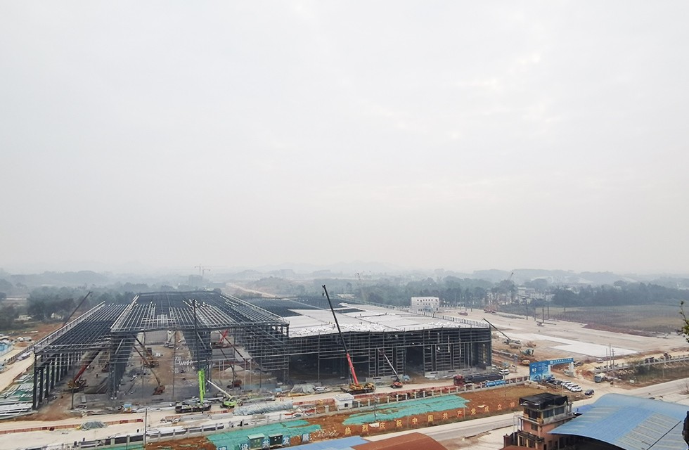 桂林鴻程礦山投資兩江寶山工程進(jìn)度，2022年1月4日桂林鴻程礦山機(jī)械寶山工業(yè)園車間封頂大吉。