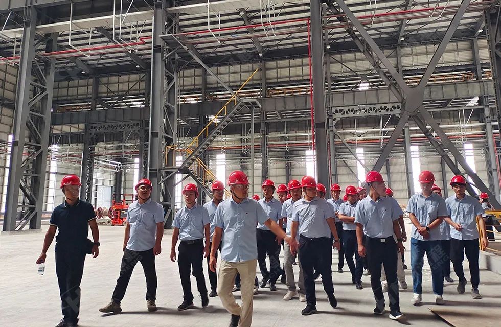 桂林鴻程礦山設備磨粉機2022銷售大會參與人員參觀寶山智能產業(yè)園